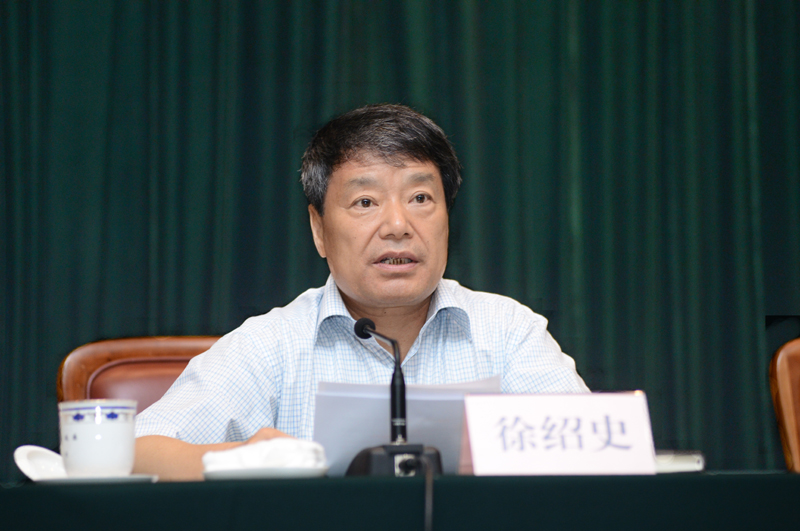 尚冰參觀“踐行節(jié)能低碳，建設(shè)美麗家園”節(jié)能科普展