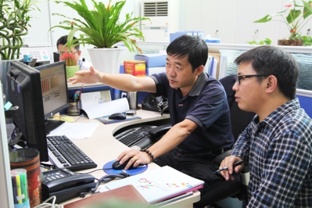  大理局工作人員為記者演示營(yíng)配信息集成平臺(tái)