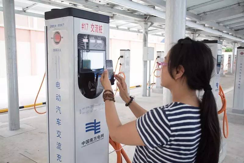 南方電網(wǎng)投運全國首個“變電站+充電站”