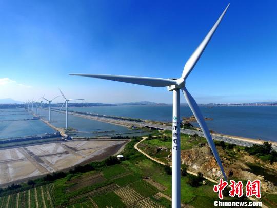 正在運(yùn)行中的風(fēng)力發(fā)電機(jī)。　王東明 攝