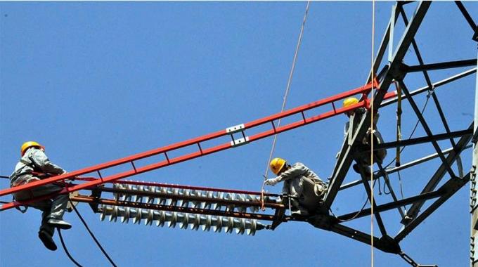 高空帶電更換瓷質(zhì)絕緣子 保障主電網(wǎng)穩(wěn)定運行
