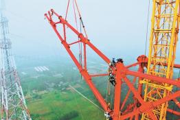 吊裝長(zhǎng)江大跨越鐵塔橫擔(dān)