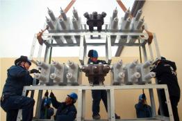 國網(wǎng)濟(jì)源供電公司改造設(shè)備，精益運(yùn)維