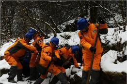 春節(jié)堅(jiān)守崗位 “銀色蜘蛛俠”成功挑戰(zhàn)世界最高等級帶電作業(yè)