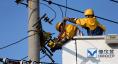 圖為帶電檢修人員冒高溫在10kV城南118線路34#桿帶電更換隔離刀閘。