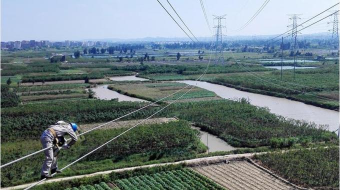 高空作業(yè)線(xiàn)路體檢 確保可靠供電