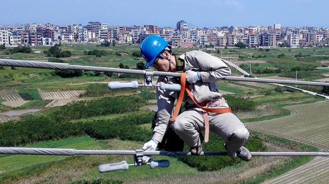 高空作業(yè)線(xiàn)路體檢 確?？煽抗╇? /></a>
				<span>高空作業(yè)線(xiàn)路體檢 確?？煽抗╇?/span>
			</li>
			<li>
				<a href=