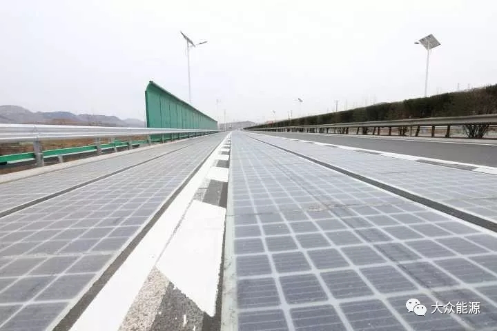 漲知識！高速公路上汽車怎么邊跑邊？