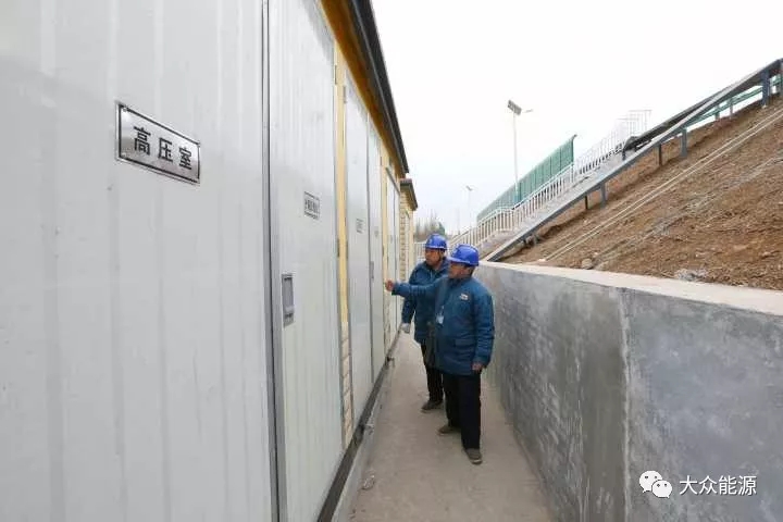 漲知識！高速公路上汽車怎么邊跑邊？