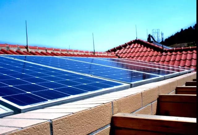 政府支持、專家肯定、品牌給力！2018分布式光伏市場繼續(xù)火爆！