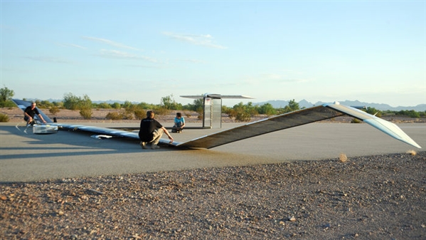 空中客車(chē)公司的“西風(fēng)7”無(wú)人機(jī)依靠鋰—硫電池不間斷地飛行了11天