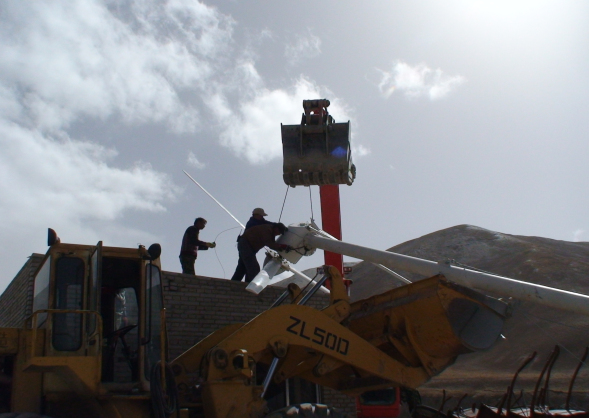 公司10KW風力發(fā)電機組成功安裝在青海昆侖山上