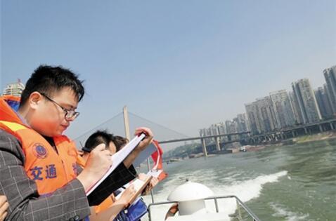 重慶環(huán)保督察組“兩江游” 岸邊排放口排放是否達標(biāo)？