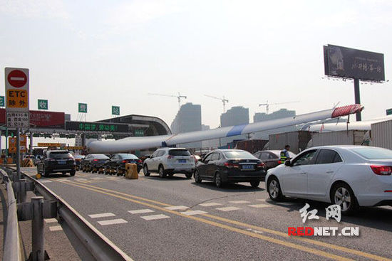 近50米長風力發(fā)電機扇葉被卡收費站 交警路政緊急救援(圖)