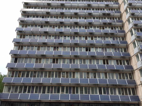 “高能”！北交大一宿舍樓外墻“爬滿”太陽能板