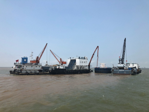 與臺(tái)風(fēng)“插肩而過(guò)”！臨港風(fēng)電一期工程首個(gè)風(fēng)機(jī)基礎(chǔ)平臺(tái)搶澆完成