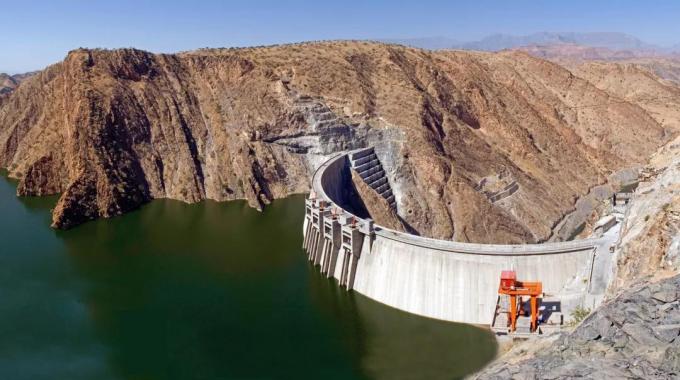  非洲最高的混凝土雙曲薄拱壩  埃塞俄比亞特克澤大壩  該電站共安裝4臺(tái)7.5萬(wàn)千瓦機(jī)組，總裝機(jī)容量30萬(wàn)千瓦，壩高188米，是非洲最高的混凝土雙  曲薄拱壩，被稱為埃塞俄比亞的“三峽工程”。創(chuàng)造了拱壩無(wú)一條裂縫的奇跡，埃塞俄比亞特  克澤水電站是首個(gè)獲得中國(guó)建筑領(lǐng)域最高獎(jiǎng)“魯班獎(jiǎng)”的海外水電項(xiàng)目。