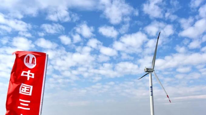 最明顯的趨勢，是風(fēng)力機的進一步大型化。現(xiàn)今葉片制造技術(shù)以及傳動系統(tǒng)性能的持續(xù)改善，使得風(fēng)力機可以使用更大型的葉片，相應(yīng)地提高了單機容量。目前主流海上風(fēng)力機的單機容量已經(jīng)達到6兆瓦，風(fēng)輪直徑達150米。運用更大型的機組，能夠通 過提高可靠性以及在同功率情況下縮減基礎(chǔ)制造與吊裝成本，來獲得更好的經(jīng)濟性。預(yù)計到本世紀(jì)20年代，單機容量為10兆瓦的海上風(fēng)力機將會投入商業(yè)化應(yīng)用，而到30年代，單機容量為15兆瓦的機組將能夠面市。