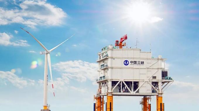 目前，即使是建設(shè)中的距岸45千米的江蘇大豐海上風(fēng)電場，仍然計劃使用連接簡單、成本較低的高壓交流電向陸上供電。但隨著大規(guī)模深遠海風(fēng)電的開發(fā)，交流輸電便會受到輸送距離的限制，直流輸電將成為海上風(fēng)電遠距離送出的發(fā)展方向，特別是可自動調(diào)整電壓、頻率、功率的柔性高壓直流（VSC-HVDC）將具備經(jīng)濟優(yōu)勢。