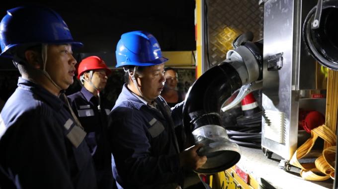 電力應(yīng)急排澇車兼具發(fā)電和排澇的功能，不需依賴外接電源，在應(yīng)急搶修過程中使用十分方便。只要將一端的水管插入積水，另一端接入河道，啟動電機便可迅速排水。這臺大功率排澇車的特點是吸力大、吸程高，最大吸水深度可達(dá)20左右，每分鐘的抽水量大1000升，若水深在10米以內(nèi)，每分鐘的吸水量可到1800升至2000升。