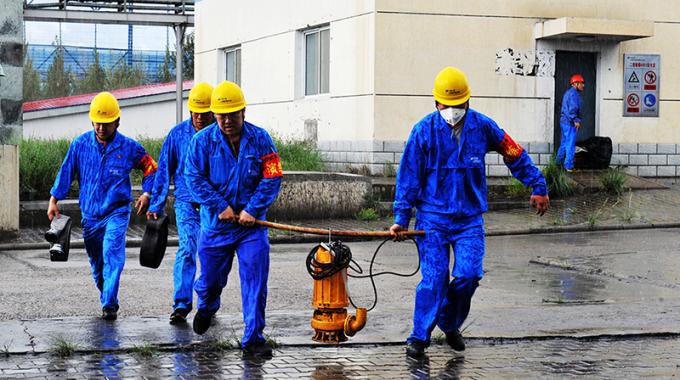 演練隨著應(yīng)急總指揮一聲令下正式開始。只見各應(yīng)急小組迅速動作，密切配合，立即展開現(xiàn)場防洪排水、急救傷員等一系列應(yīng)急預(yù)案措施；