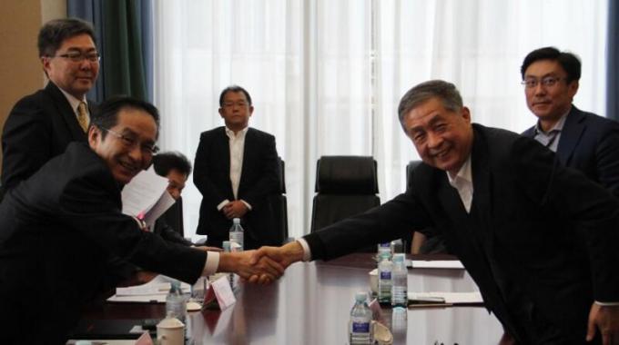 中日第三方市場的合作將采取怎樣的方式和措施？未來前景又將如何？正如總理所說，中日兩國在第三方不搞惡性競爭，發(fā)揮互補(bǔ)優(yōu)勢拓展合作空間，雙方應(yīng)共同努力在第三方市場取得三方共贏，中日雙方有非常廣闊的合作空間。先其他行業(yè)一步的光伏行業(yè)已經(jīng)給我們交出了一份很好的答卷。