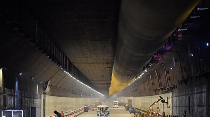  廣東電網(wǎng)公司承擔(dān)著對人工島及港珠澳大橋本體工程的供電任務(wù)，同時(shí)為粵港澳三地的綜合運(yùn)輸體系和高速路網(wǎng)提供電力保證。早在港珠澳大橋于2009年12月15日正式動工以來，廣東電網(wǎng)公司珠海供電局便成立了港珠澳大橋供電專項(xiàng)服務(wù)小組，9年間一直跟隨建設(shè)進(jìn)度及時(shí)滿足各項(xiàng)用電需求。