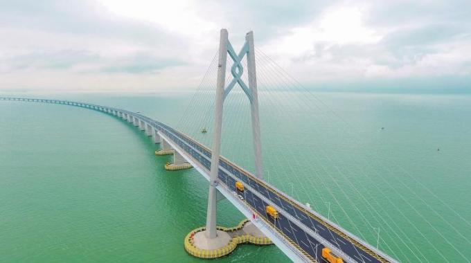 三地能源互補(bǔ) 協(xié)同發(fā)展,2017年，廣東GDP總量達(dá)8.99萬億元，但近80%都集中在珠三角地區(qū)。而在珠三角內(nèi)部，也存在著嚴(yán)重的發(fā)展不均衡。同為經(jīng)濟(jì)特區(qū)的深圳和珠海，分列珠江東岸和西岸，但經(jīng)濟(jì)、能源活躍度卻明顯是“東岸壓倒西岸”。