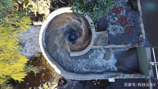 小型發(fā)電機(jī)，放到河里就有免費(fèi)的電，一天產(chǎn)的電夠60戶人家用