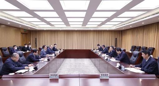 國(guó)網(wǎng)董事長(zhǎng)辛保安與哈電集團(tuán)董事長(zhǎng)曹志安會(huì)談